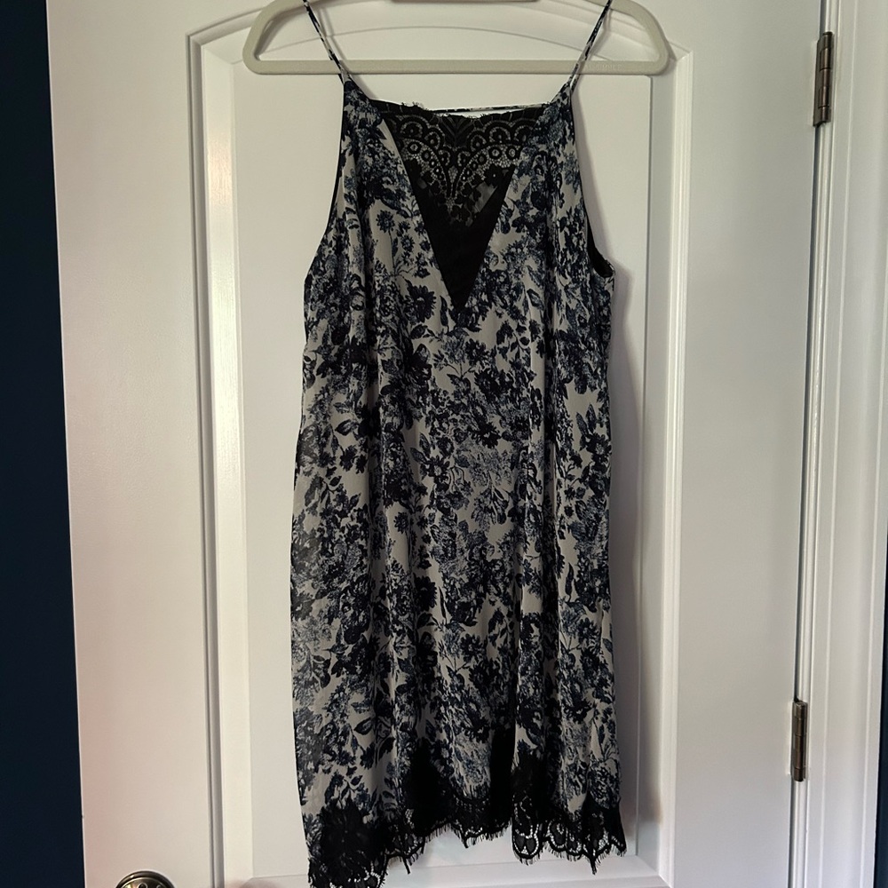 Lace-print Short Shift Dress with Lace Motif